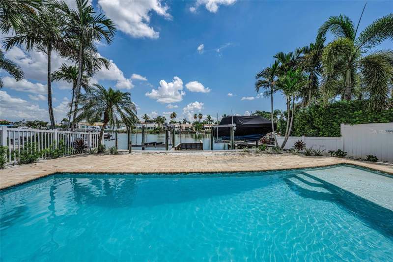 4 bedroom Single Family Residence at 7901 10th Avenue, South Cswy Isle Yacht Club 2nd Add, St Petersburg — photo 3