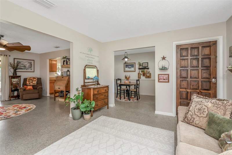 3 bedroom Single Family Residence at 12212 Floral Lane, Jefferson Heights Unit 2, Thonotosassa — photo 4
