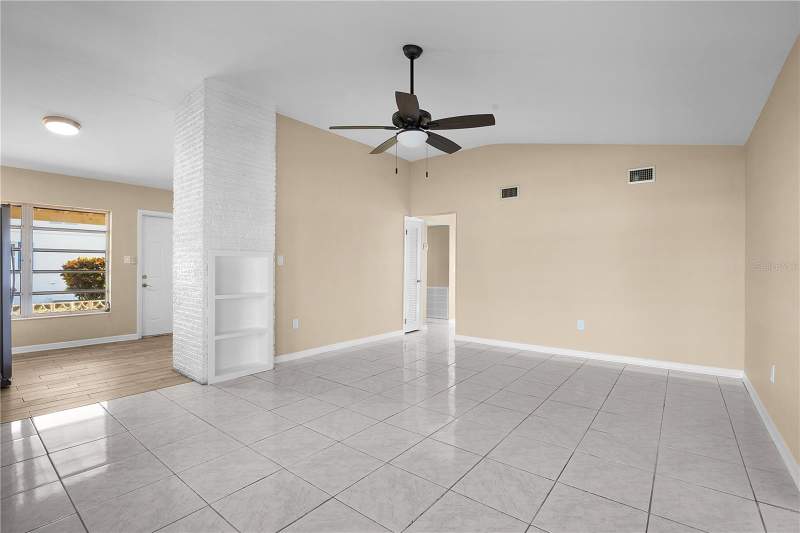 3 bedroom Single Family Residence at 275 Lakeview Drive, Berts Bayshore Manor, North Fort Myers — photo 4