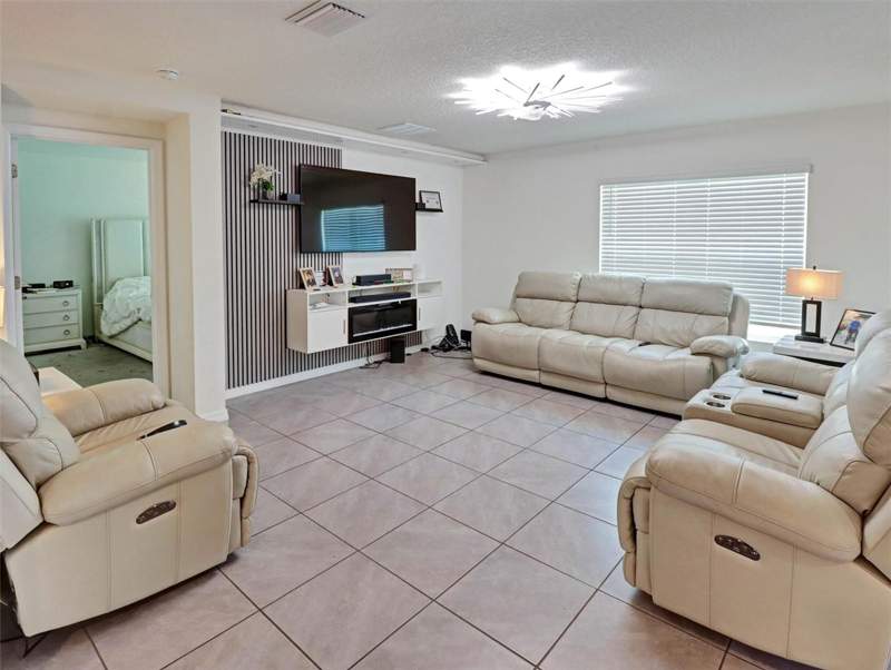 4 bedroom Single Family Residence at 1202 Tahitian Sunrise Drive, North Park Isle Ph 1B 1C & 1D, Plant City — photo 2