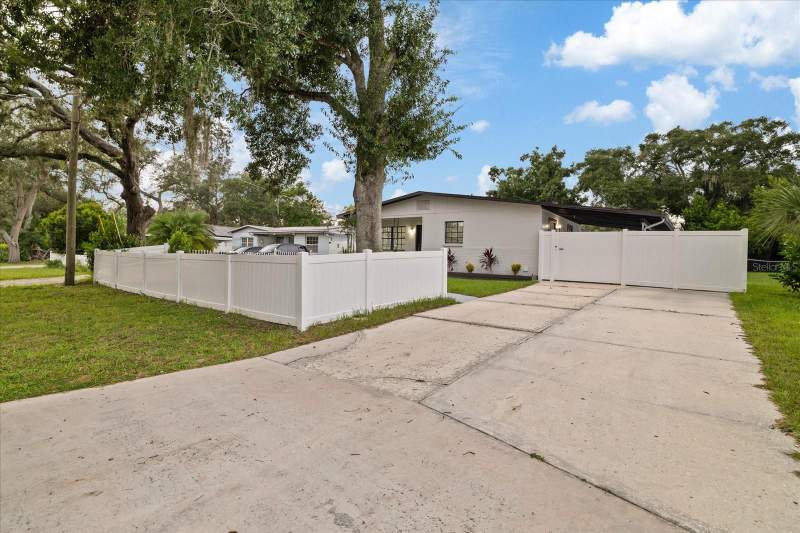4 bedroom Single Family Residence at 9410 N Valle Drive, Tampas North Side Country Clu, Tampa — photo 4