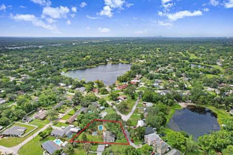 12113 Midlake Drive, Tampa FL - photo 10 of 43