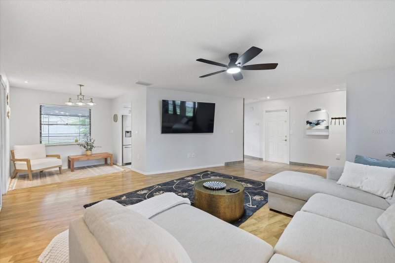 3 bedroom Single Family Residence at 926 Plum Tree Lane, Woods Of Whitfield Units 8 & 9, Sarasota — photo 4