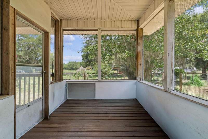 3 bedroom Single Family Residence at 13691 S Hwy 25, Eastlake Weir, Eastlake Weir — photo 4