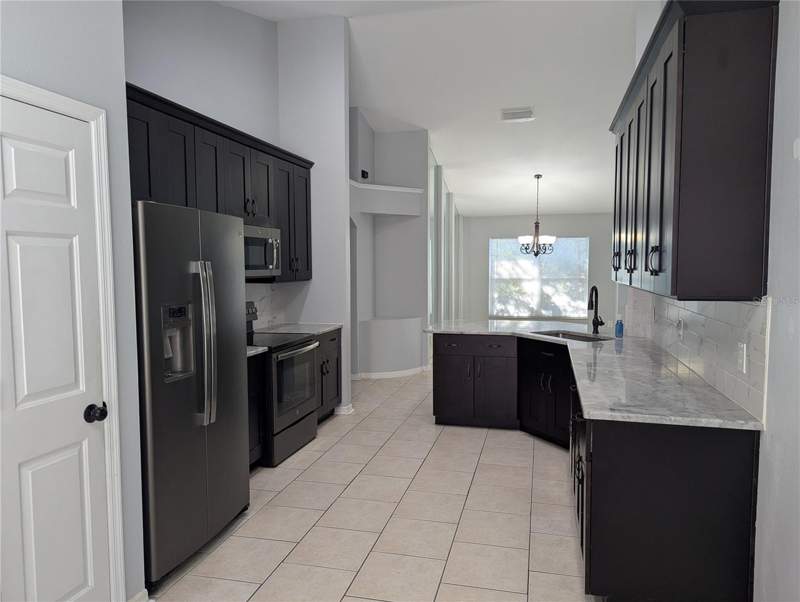 3 bedroom Single Family Residence at 6907 Freeport Road, Lake St Charles Unit 6, Riverview — photo 2