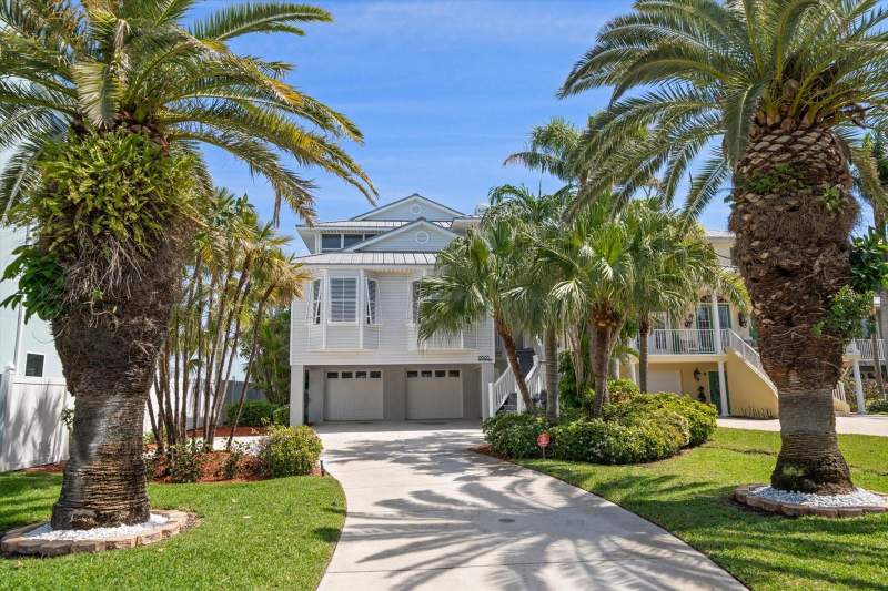 3 bedroom Single Family Residence at 8685 E Bay Drive, Herrons Sub 5, Treasure Island — photo 2