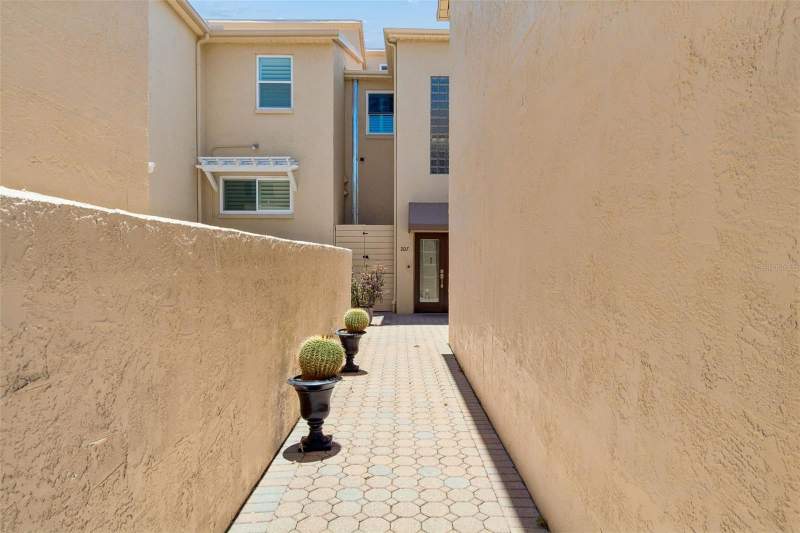 4 bedroom Townhouse at 487 Pinellas Bayway #207, Bridgewater Twnhms, St Petersburg — photo 4