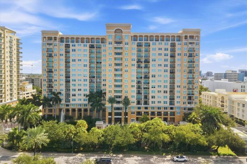 2 bedroom Condominium at 750 N Tamiami Trail #517, Renaissance 1, Sarasota — photo 2