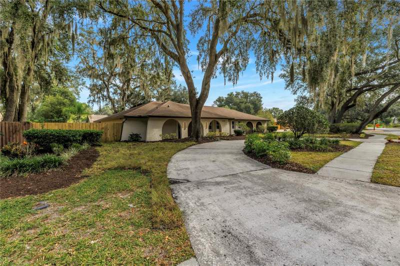5 bedroom Single Family Residence at 1116 N Riverhills Drive, Temple Terrace Estates Rep, Temple Terrace — photo 2