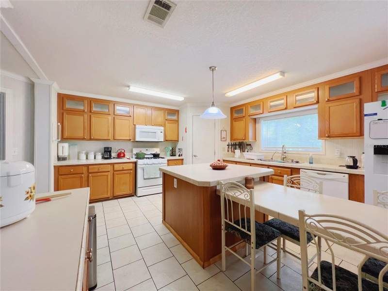 4 bedroom Manufactured Home at 1710 Belmont Avenue, Belmont Woods, Mulberry — photo 3
