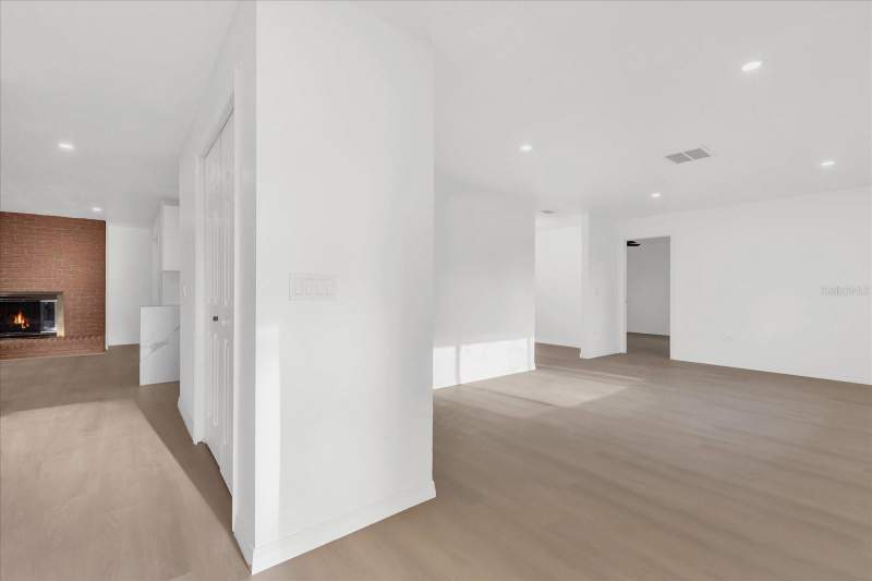 4 bedroom Single Family Residence at 2 Hudson Cove, Sleepy Hollow 1st Add, Longwood — photo 5