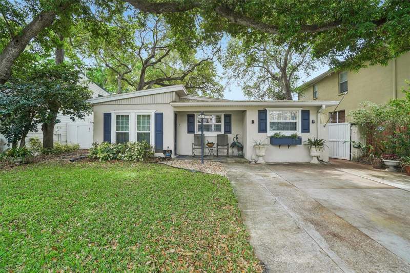 3 bedroom Single Family Residence at 3218 W OAKELLAR AVENUE, OAKELLARS, TAMPA — photo 1