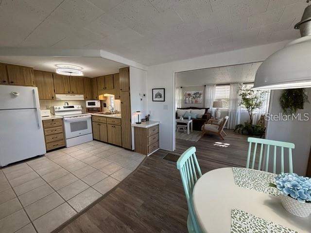 2 bedroom Mobile Home at 740 Carefree, Country Club Estates, Venice — photo 5