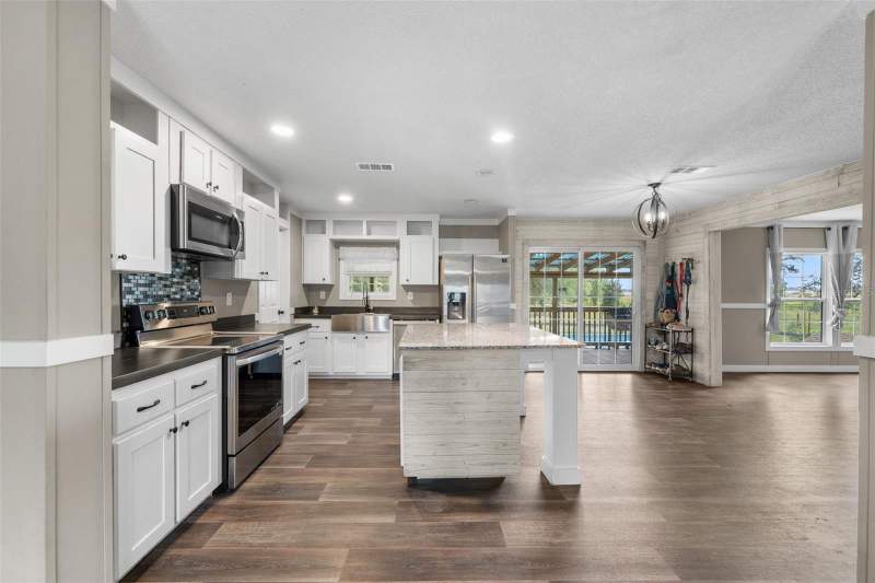 5 bedroom Manufactured Home at 13664 SW 95th Street, Samardaks Cloud-9 Ranchettes, Dunnellon — photo 4