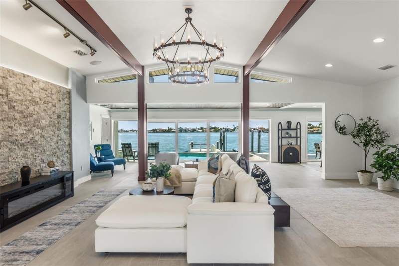 4 bedroom Single Family Residence at 4598 Clearwater Harbor Drive, Harbor Hills 3rd Add, Largo — photo 2