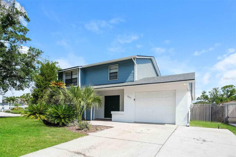 4 bedroom Single Family Residence at 8229 Malvern Circle, Twelve Oaks Village Unit 3, Tampa — photo 2