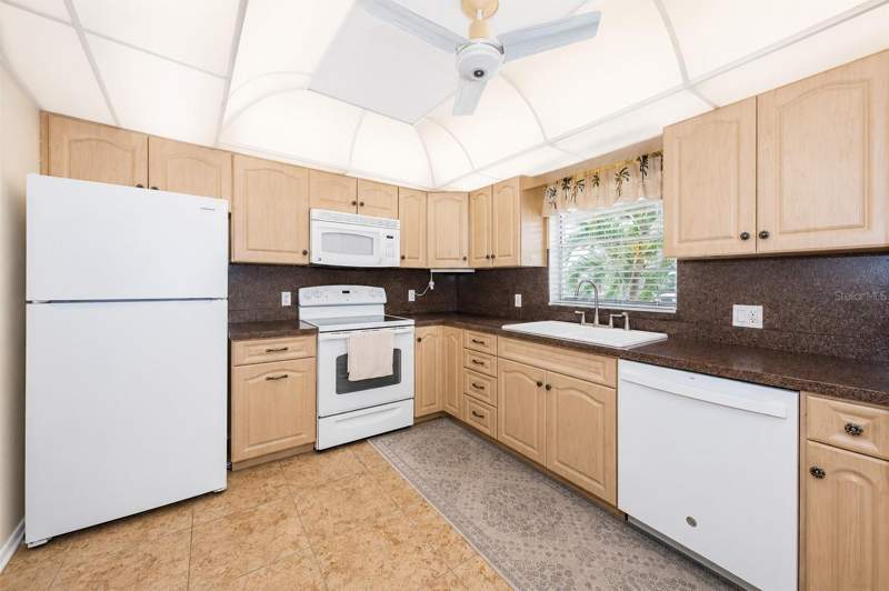 2 bedroom Condominium at 4700 Cove Circle #208, Jefferson House The Condo, St Petersburg — photo 3
