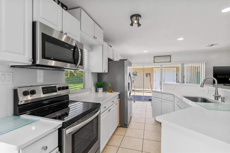 3 bedroom Single Family Residence at 18579 Robinson Avenue, Port Charlotte Sec 037, Port Charlotte — photo 4