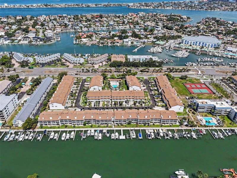 3 bedroom Townhouse at 269 MADEIRA CIRCLE, PALMS OF TIERRA, ST PETERSBURG — photo 2