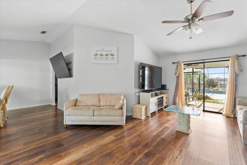 4 bedroom Single Family Residence at 905 Stratford Manor Drive, Stratford, Brandon — photo 2