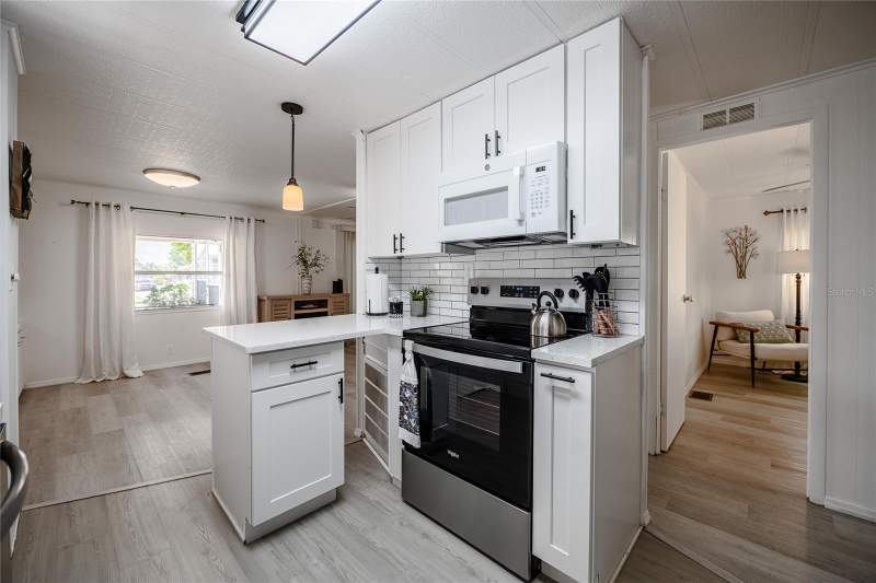 2 bedroom Manufactured Home at 36749 Jodi Avenue, Lake Betmar Estates, Zephyrhills — photo 3