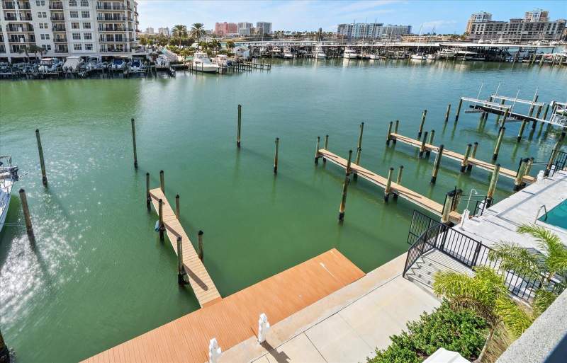 bedroom Dock-Rackominium at 211 Dolphin Point #4, La Brisa Del Mar Condo, Clearwater — photo 4