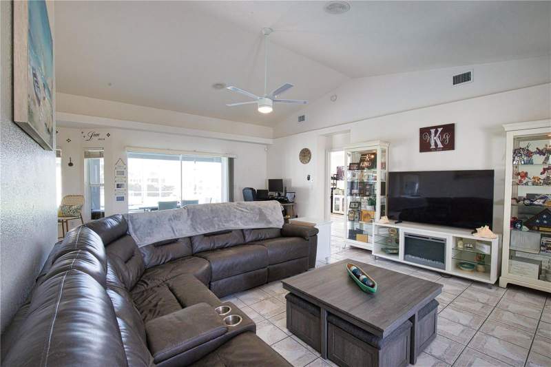 3 bedroom Single Family Residence at 23010 Peachland Boulevard, Port Charlotte Sec 015, Port Charlotte — photo 5
