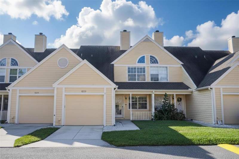 Pine Grove Condo At Bloo