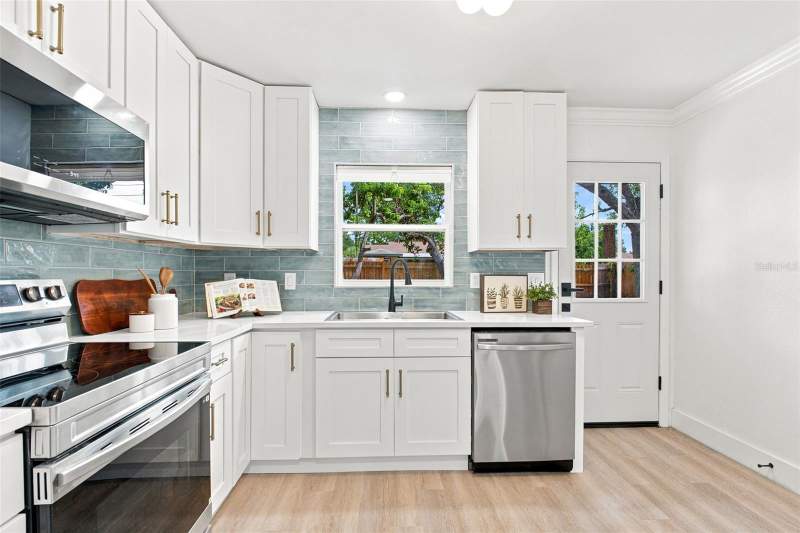 2 bedroom Single Family Residence at 4733 25th Avenue, Bridwells Shadow Lawn Park, St Petersburg — photo 3