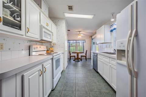 37601 Neukom Avenue, Zephyrhills FL - photo 14 of 47