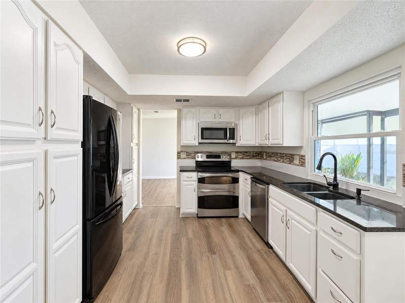 3 bedroom Single Family Residence at 8421 Cypress Lake Circle, Country Oaks Ph I, Sarasota — photo 2