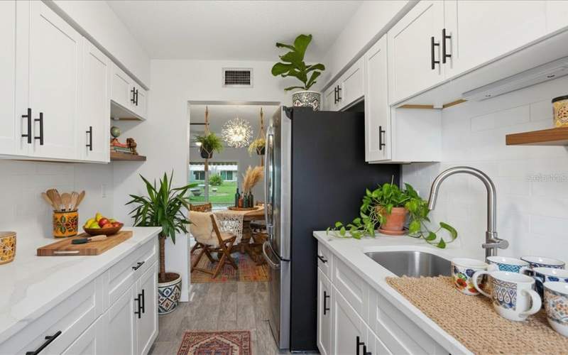 2 bedroom Condominium at 6927 Place De La Paix #6927, Les Chateaux Condo, St Petersburg — photo 3