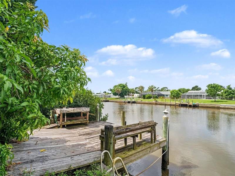 3 bedroom Single Family Residence at 562 E Tarpon Boulevard, Port Charlotte Sec 010, Port Charlotte — photo 2