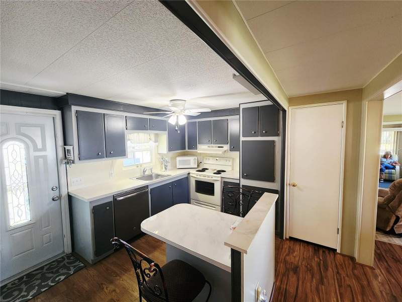 2 bedroom Mobile Home at 808 53rd Avenue #7, Palm Lake Estates, Bradenton — photo 2