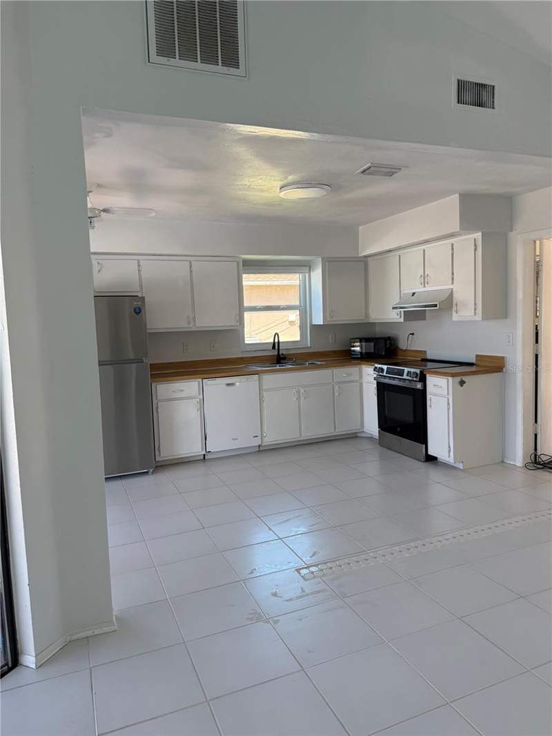 3 bedroom Single Family Residence at 32 NE 13th Place, Cape Coral, Cape Coral — photo 4