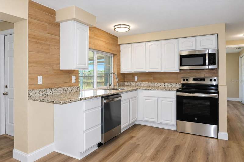 3 bedroom Single Family Residence at 3521 Kimberly Oaks Drive, Beacon Square, Holiday — photo 3