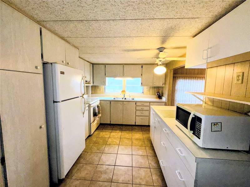 2 bedroom Mobile Home at 864 S Green Circle, Country Club Estates, Venice — photo 5