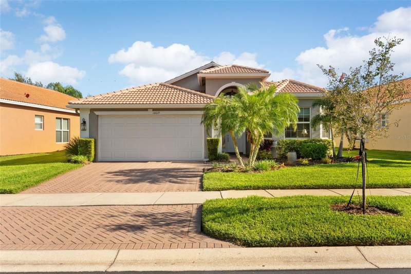 16019 GOLDEN LAKES DRIVE home for sale in Valencia Lakes