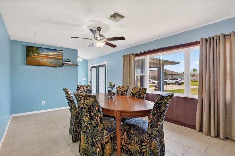 3 bedroom Single Family Residence at 1305 SE 37th Terrace, Cape Coral, Cape Coral — photo 4