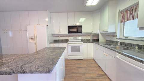 9711 Santa Maria Court #9711, Bradenton FL - photo 11 of 28