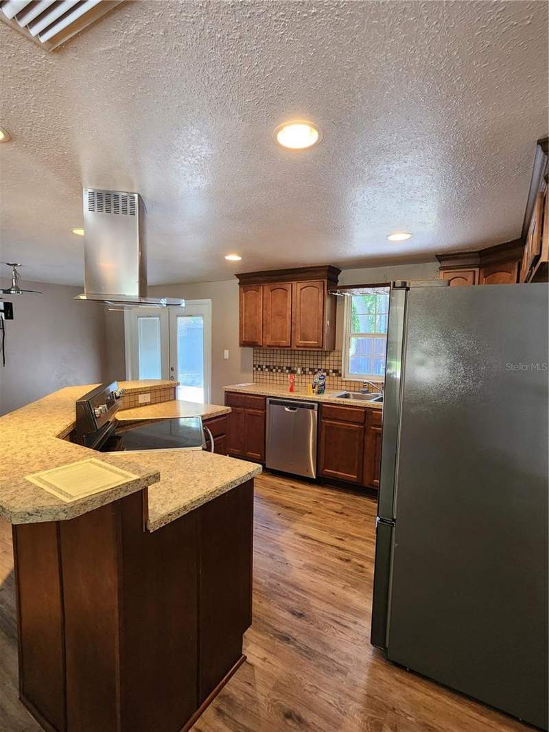 3 bedroom Single Family Residence at 6929 Bishop Frier Lane, Riverview, Riverview — photo 4