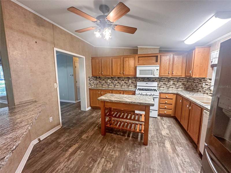 3 bedroom Manufactured Home at 10700 Tami Trail, Lakewood Acres, Hudson — photo 5