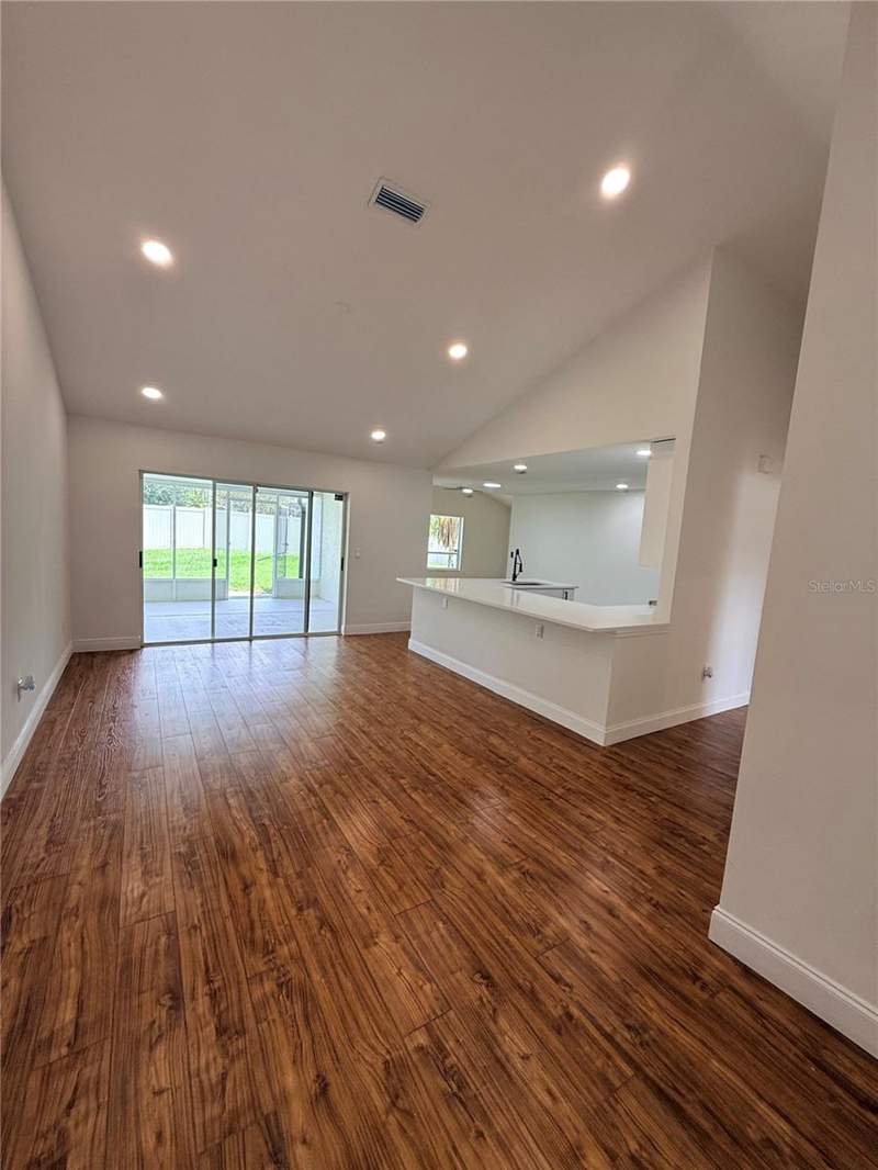 4 bedroom Single Family Residence at 9207 Mill Circle, Cross Creek Unit 1, Tampa — photo 5
