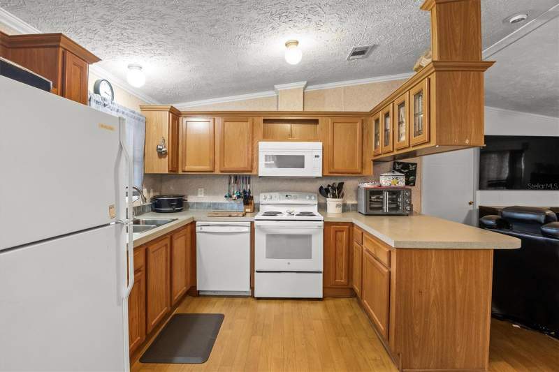 3 bedroom Manufactured Home at 103 Cherrywood Drive, Twin Fountains Inc A Condo Mhp, Lake Wales — photo 5