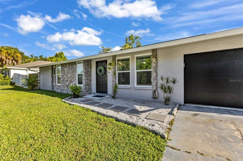 3 bedroom Single Family Residence at 2562 Lakeshore Circle, Port Charlotte Sec 018, Port Charlotte — photo 2