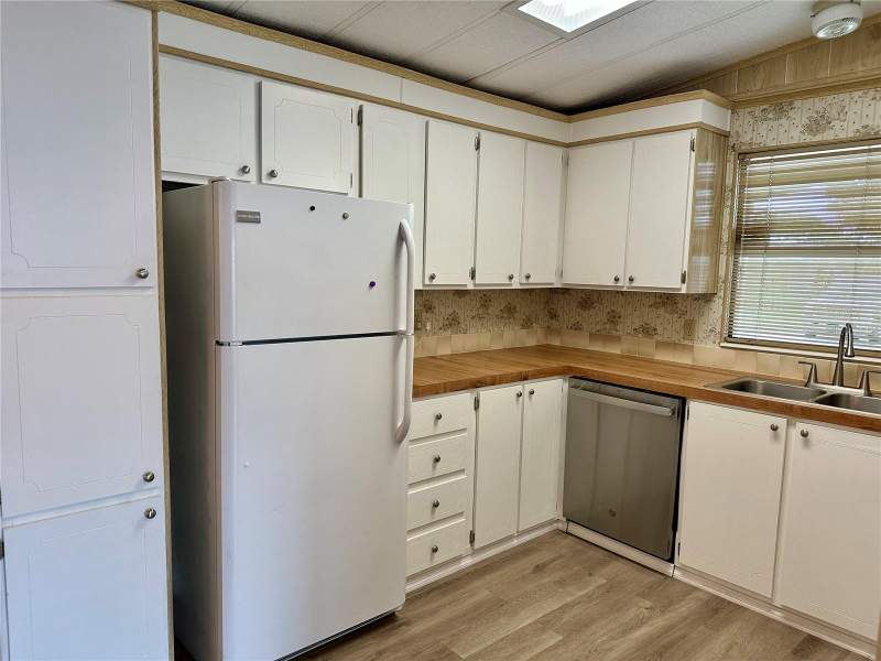 2 bedroom Manufactured Home at 322 Bass Court, Gull-Aire Village, Oldsmar — photo 3