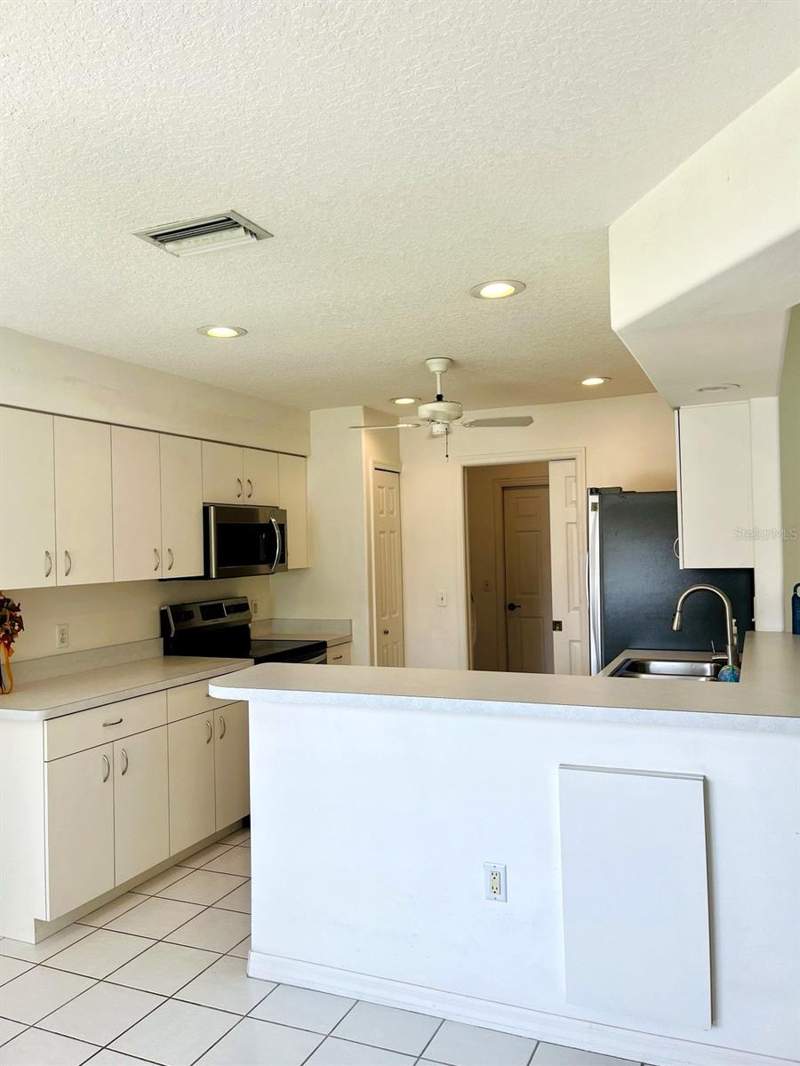 3 bedroom Single Family Residence at 1551 Royal Road, South Venice, Venice — photo 2