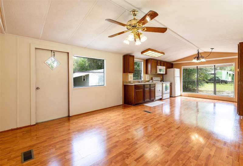 2 bedroom Manufactured Home at 5865 NE 137th Terrace, Country Estates, Williston — photo 4