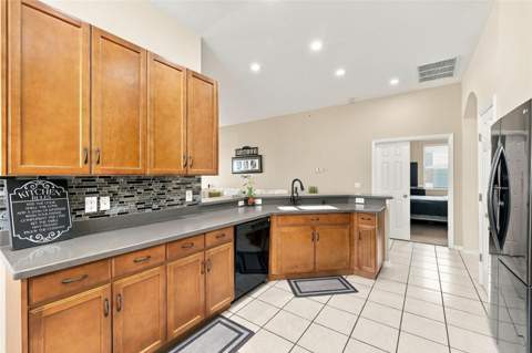 35136 Deerfield Oaks Drive, Zephyrhills FL - photo 10 of 52