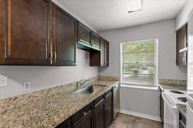 2 bedroom Single Family Residence at 1816 SW 70th Terrace, Tower Oaks, Gainesville — photo 2